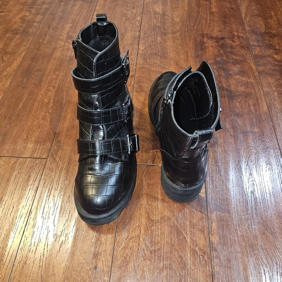 NWT Arizona Jean Co. Croco embossed Ankle Boots, Size 9.5 - Picture 4 of 5